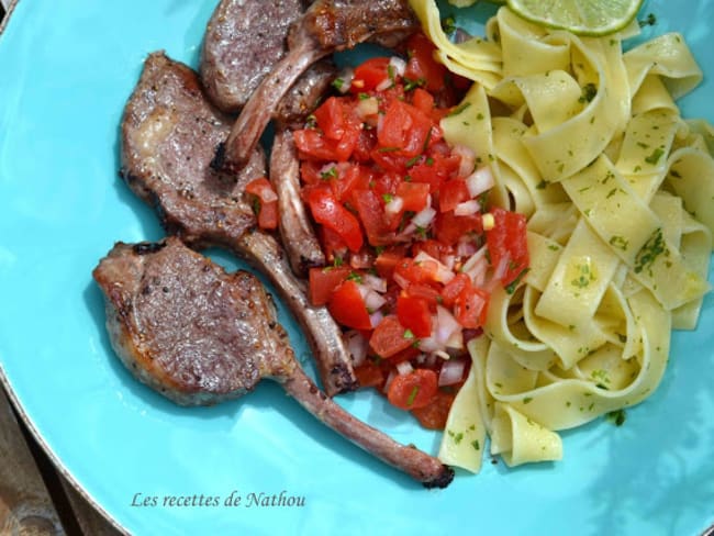 Manchettes d'agneau, salsa de tomates et échalotes au citron vert, pâtes pappardelles au basilic