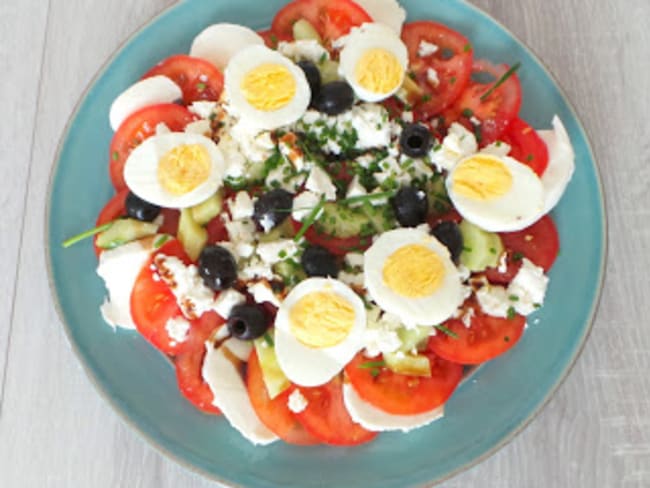 Salade composée de tomates mozzarella et feta