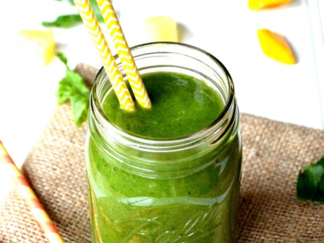 Smoothie vert ou green smoothie détox aux saveurs tropicales