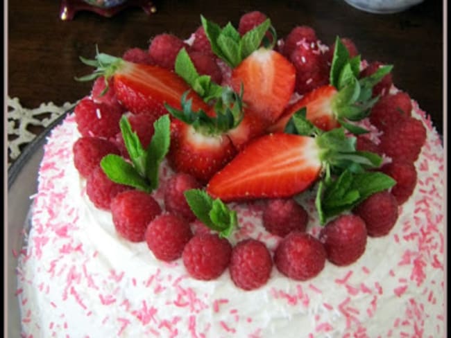 Génoise au cacao garnie aux framboises et aux fraises