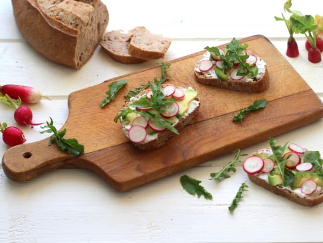 Bruschetta radis, avocat et pissenlit