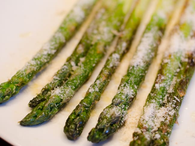 Asperges vertes grillées à l'huile d'olive, au citron et au parmesan