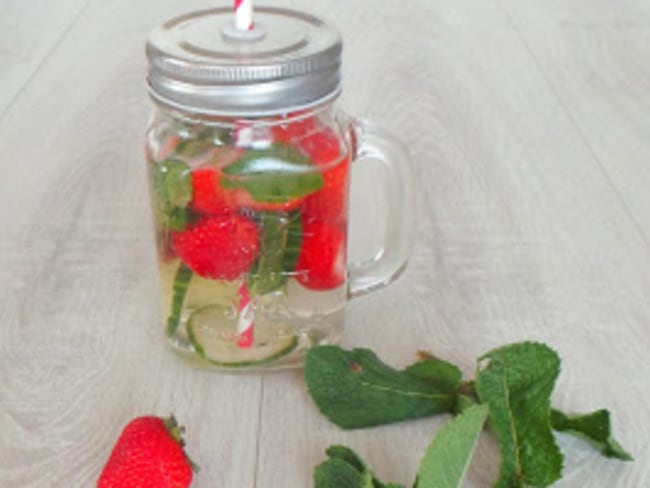 Eau au concombre, menthe et fraises, rafraîchissante