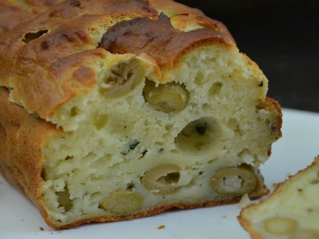 Cake salé à la brousse aux olives vertes