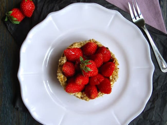 Tartelettes pâtissières crues aux fraises et tonka