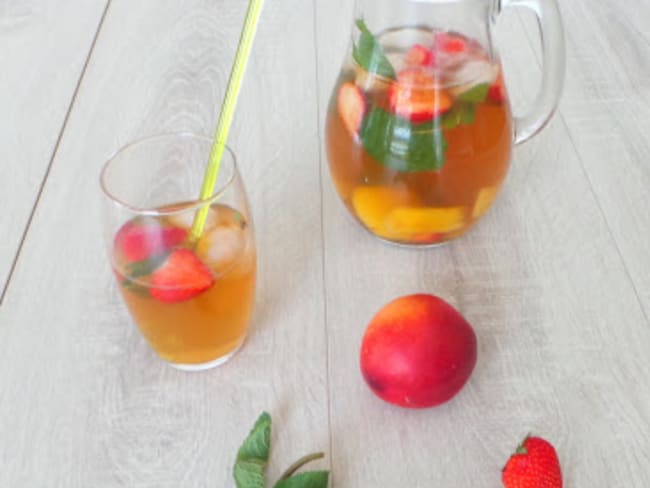 Thé vert glacé nectarines, fraises et menthe