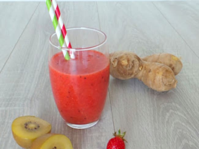 Smoothie fraises, kiwis jaunes et gingembre