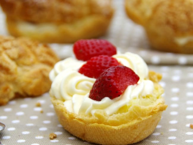 Eclairs craquelins aux fraises et crème vanillée