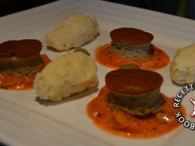 Gâteau de foie de volaille, quenelles de volaille et sauce tomate