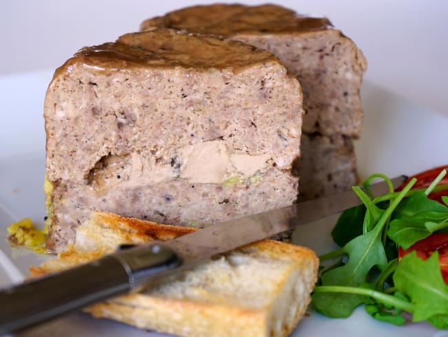 Terrine de volaille au foie gras tranchée sur assiette