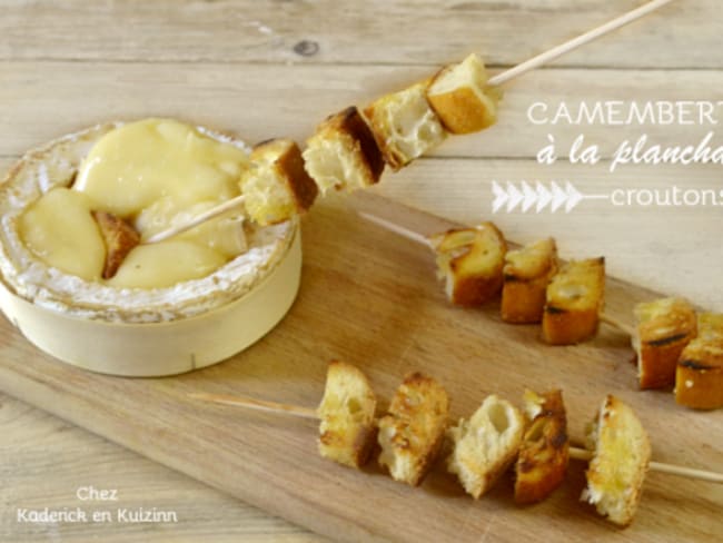 Camembert cuit à la plancha et brochettes de croutons