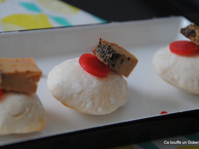 Pains soufflés à la bière, foie gras au poivre noir et gelée de fraises