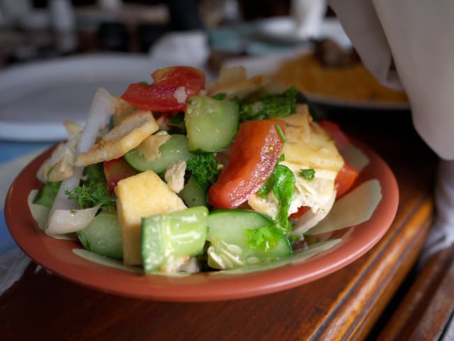 Salade complète du Liban, la fattouche aux légumes du soleil et pita