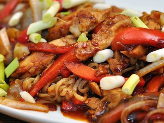 Ramen au poulet, légumes, sauce cacahuètes et sésame grillés