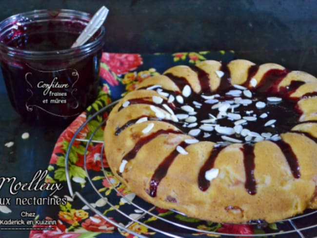 Moelleux nectarines ou bundt cake à la confiture fraises-mûres fait maison