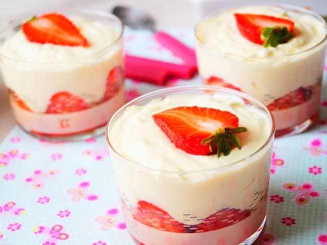 Verrines fraise-rhubarbe à la crème de mascarpone