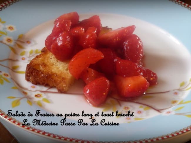 Brioche perdue et salade de fraises au poivre long