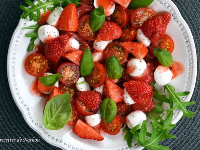 Salade de tomates, fraises et mozzarella, sauce fraises-citron vert