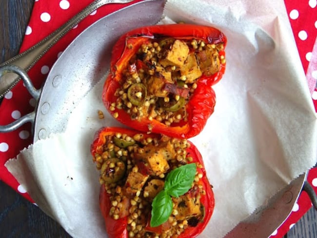 Poivrons farcis au sarrasin, tofu, tomates et olives