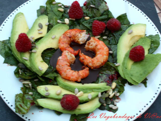 Salade épinard, avocat, framboises et crevettes sur chocolat