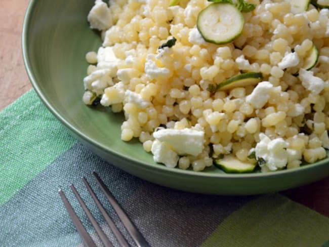 Salade de fregola, courgette, feta et vinaigrette à la menthe