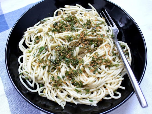 Spaghetti à la sauce crue aux olives vertes et aux fines herbes