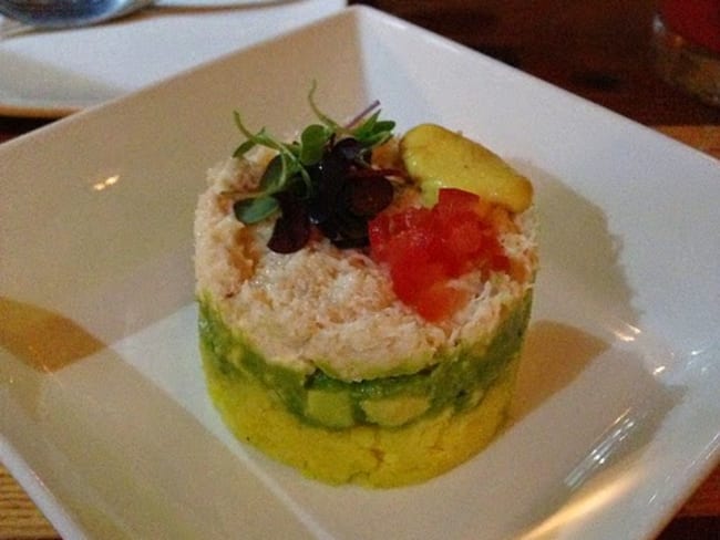 Entrée aux pommes de terre, crabe, avocats, causa de cangrejo,