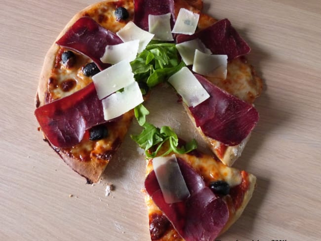 Pizza à la viande des grisons, parmesan et roquette