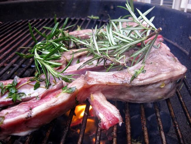 Côtes d'agneau garnies de ratatouille