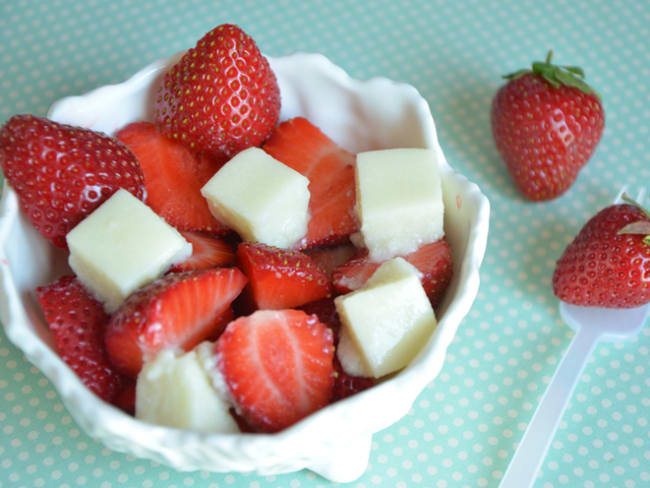 Salade de fraises cubes de lait ribot à l'amande