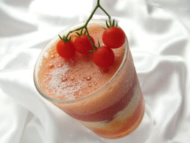 Smoothie de tomates, basilic, chantilly, chèvre doux en verrine