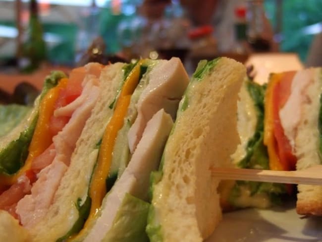 Sandwich au poulet, légumes, épices, fromage crémeux (Québec)