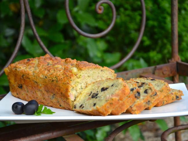 Cake au thon, fromage emmental et olives noires