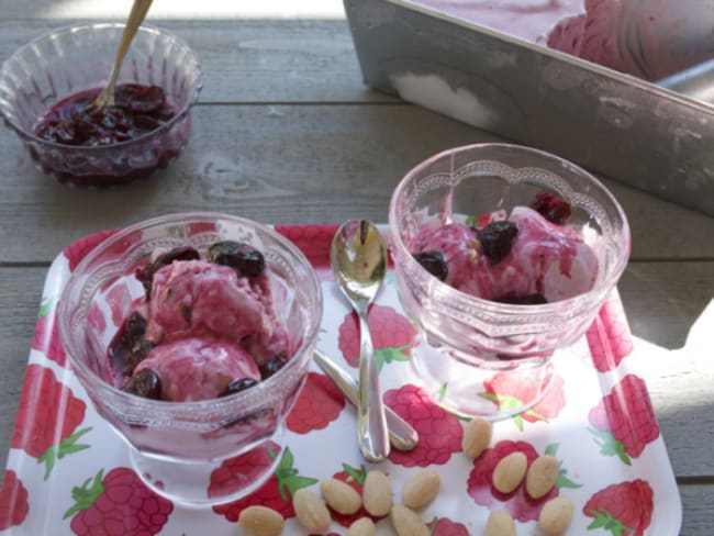 Glace à la cerise et aux amandes, coulis aux cerises