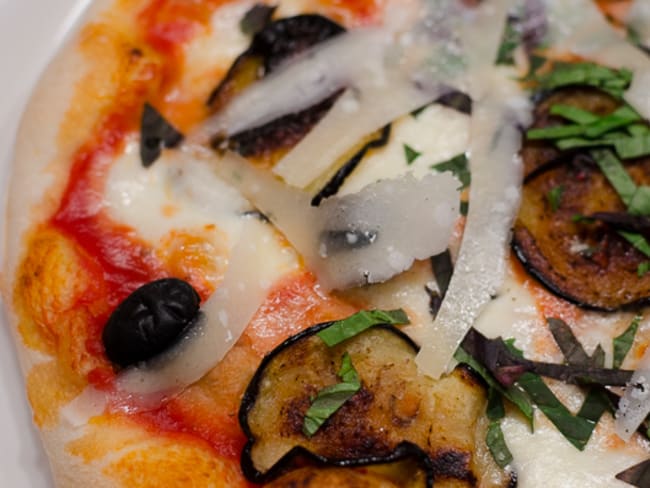 Pizza à l'aubergine, à la mozzarella et au parmesan