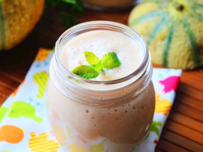 Smoothies d'été melon pêche et banane