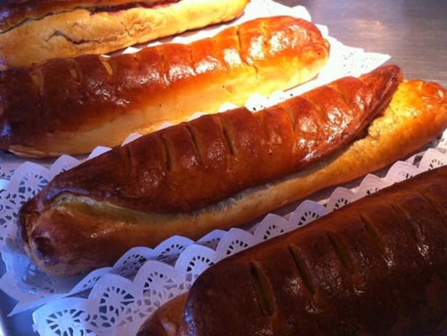 Roulés au jambon, gruyère, tomates, olive, raisins secs (Vénézuela)