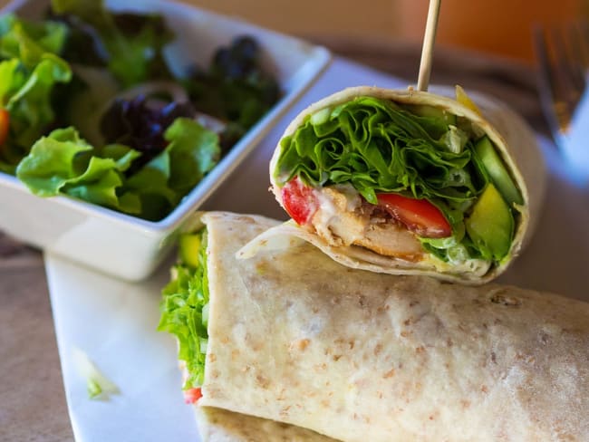 Salade composée au poulet fumé et aux avocats