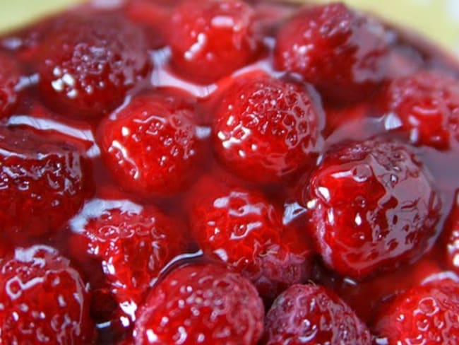 Tarte aux fraises, à la gelée de groseille au kirsch