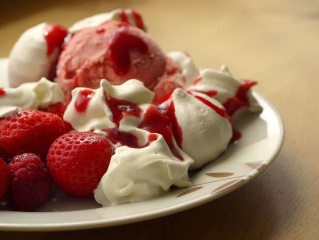 Glace à la fraise maison, au jus de citron, à l'ancienne