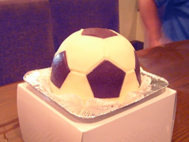 Gâteau ballon de foot au chocolat