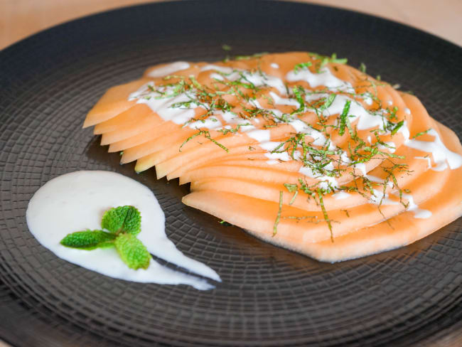 Carpaccio de melon sur assiette noire