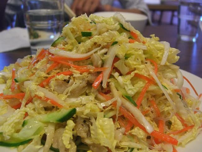 Salade de chou, christophine ou concombre, carotte épicée