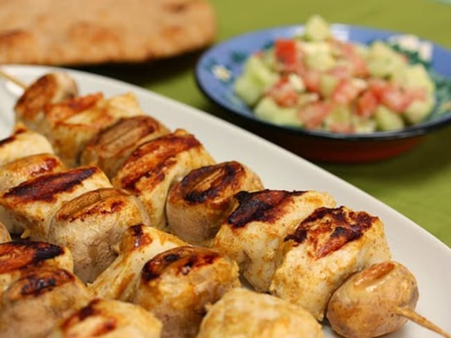 Brochettes de poulet marinées, épicées aux gingembre, massala, curcuma