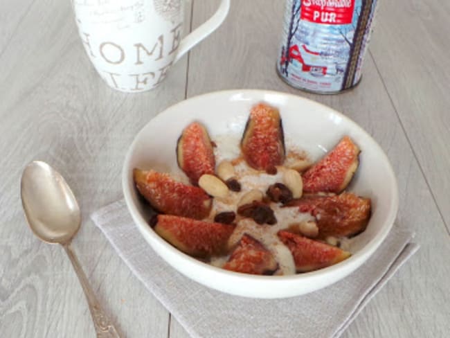 Yaourt aux figues, son de blé et sirop d'érable énergétique pour le petit-déjeuner