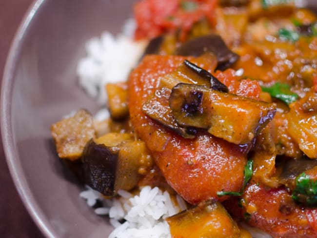 Curry d'aubergines rôties à la cardamome, à la coriandre et à la menthe