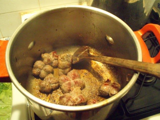 Paupiettes de veau de jambon cru, oeufs durs, aux petits pois frais