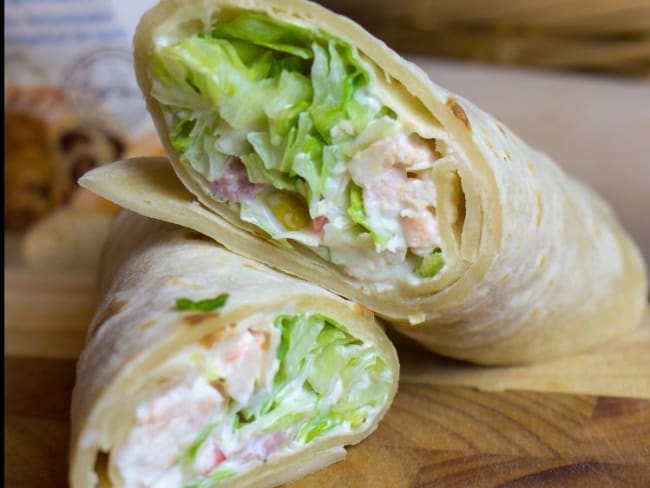 Wrap au poulet, macédoine, salade et mayonnaise