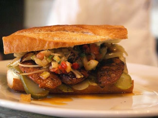 Sandwich choripan, saucisse, pain, sauce chimichurri ou salsa criolla 