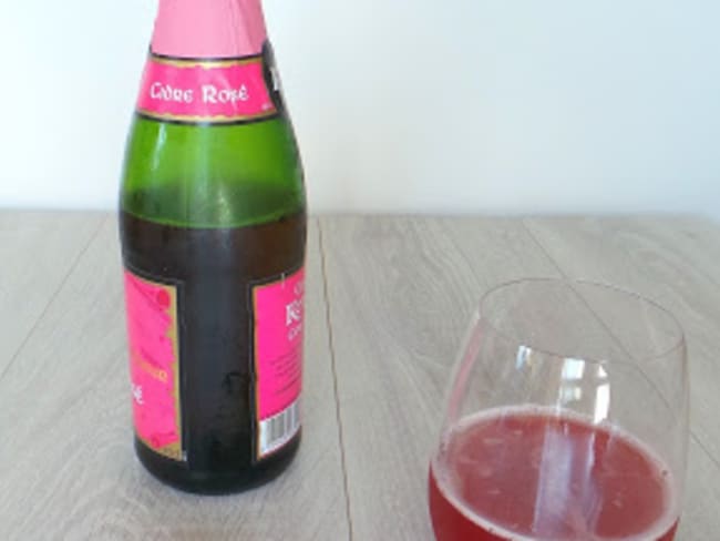 Cocktail au cidre rosé et à la fraise